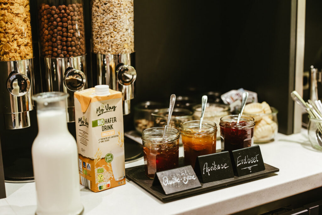 Frühstücksbuffet mit Regionalen Produkten, ausgewogenes Frühstück für Hotelgäste im Hotel am Boltentor in Emden