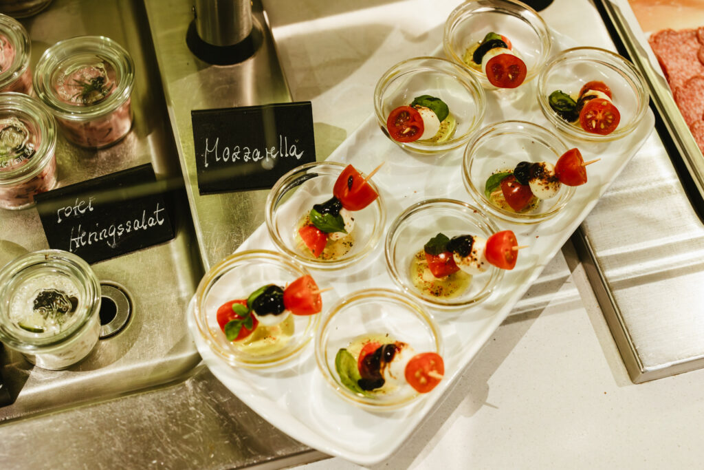 Frühstücksbuffet mit Regionalen Produkten, ausgewogenes Frühstück für Hotelgäste im Hotel am Boltentor in Emden