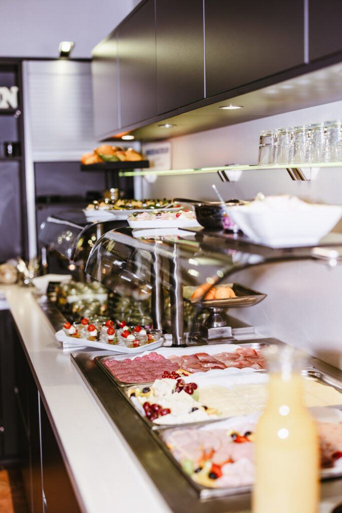 Frühstücksbuffet mit Regionalen Produkten, ausgewogenes Frühstück für Hotelgäste im Hotel am Boltentor in Emden