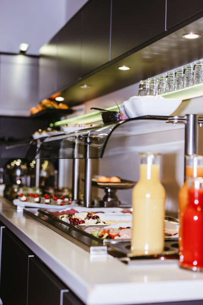 Frühstücksbuffet mit Regionalen Produkten, ausgewogenes Frühstück für Hotelgäste im Hotel am Boltentor in Emden