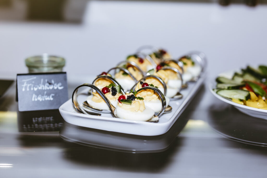 Frühstücksbuffet mit Regionalen Produkten, ausgewogenes Frühstück für Hotelgäste im Hotel am Boltentor in Emden