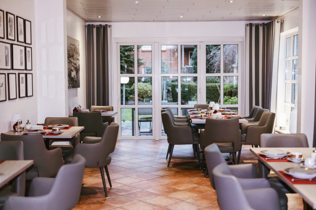 Frühstücksraum Hotel am Boltentor Emden, regionales Frühstücksbuffet